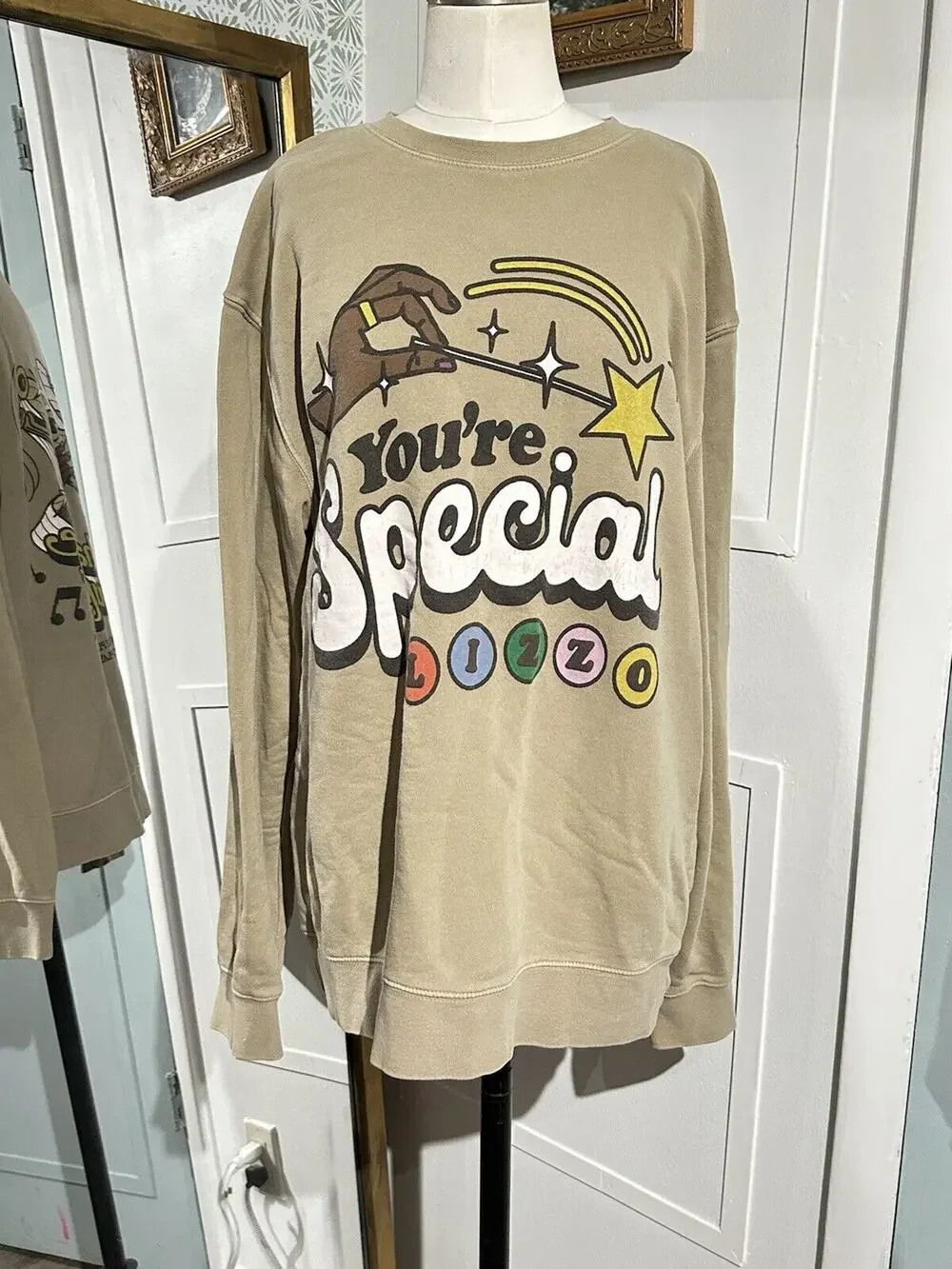 LIZZO Sasha Be Fluting You're Special Homecoming Crewneck Tan Sweatshirt Large